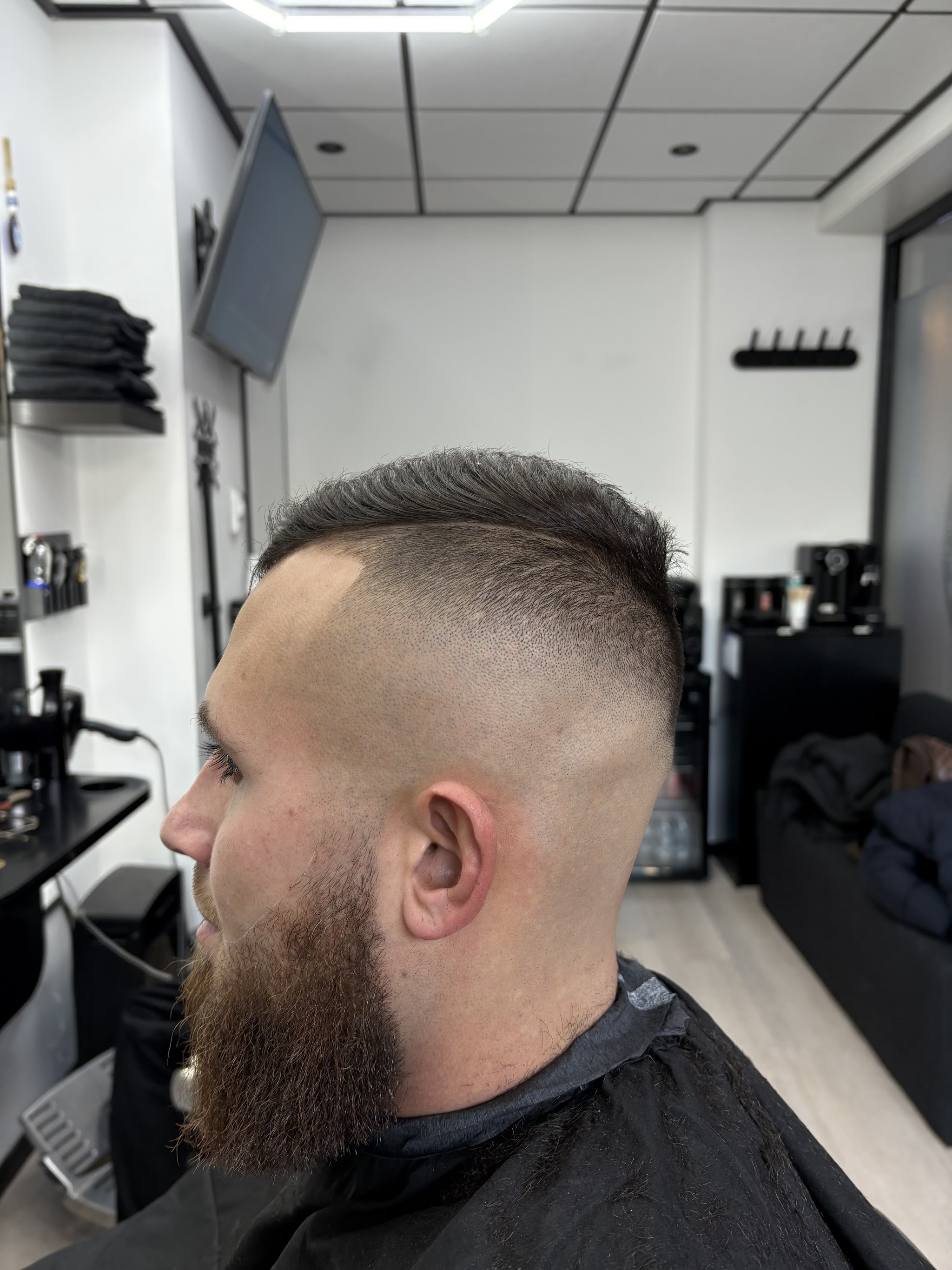 Hoge fade met volle baard